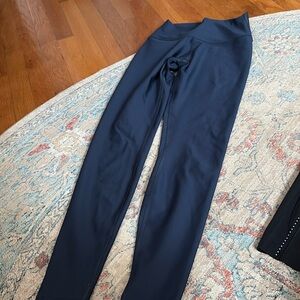 Alo size small HIGH-WAIST AIRLIFT LEGGING 28” navy blue
